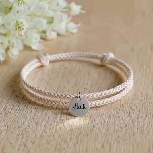 Handgemachtes Segeltauarmband mit goldenen Gravurplättchen