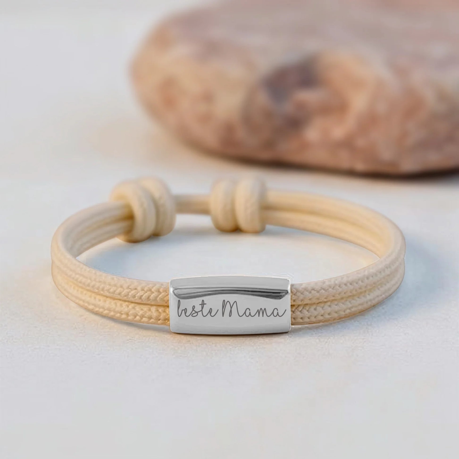 Schlichtes Segeltauarmband für Frauen – Gravur nach Wunsch