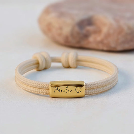 Damenarmband aus hellem Segeltau mit Gravurplatte, personalisierbar