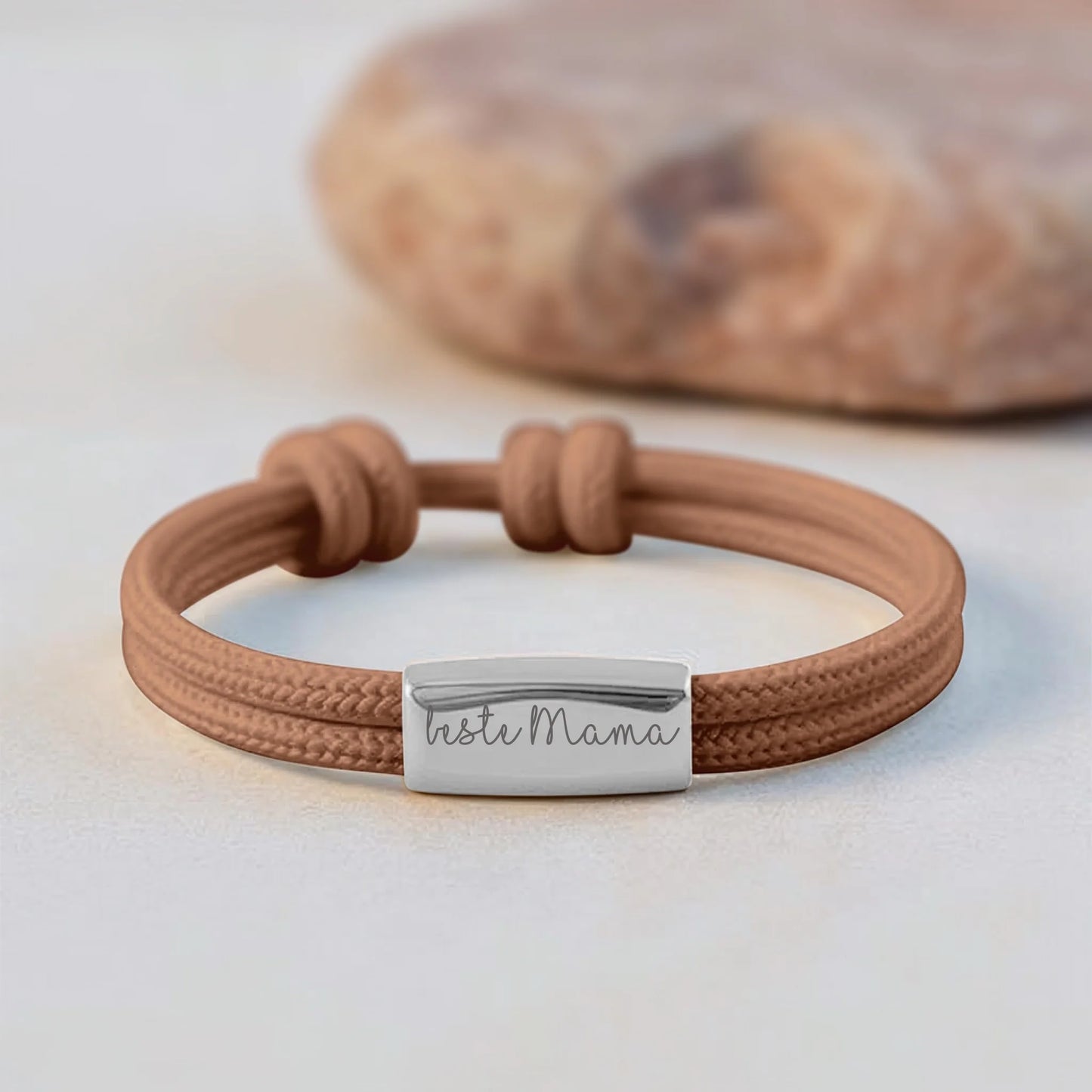 Helles Damenarmband aus Segeltau mit individueller Gravur