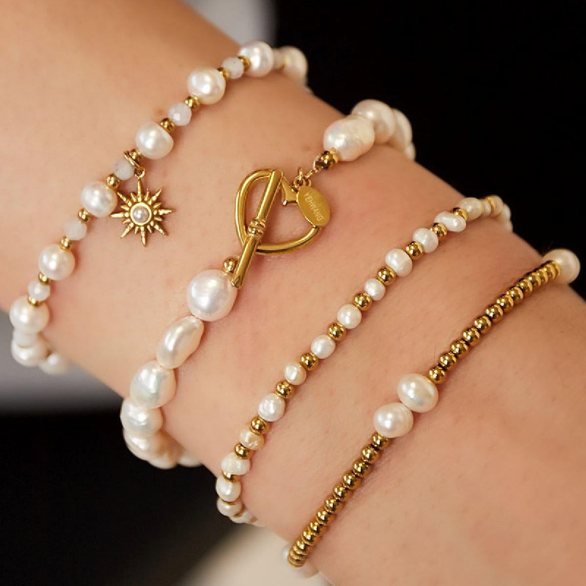 Armband mit weißen Perlen und Herzverschluss - afHandmade