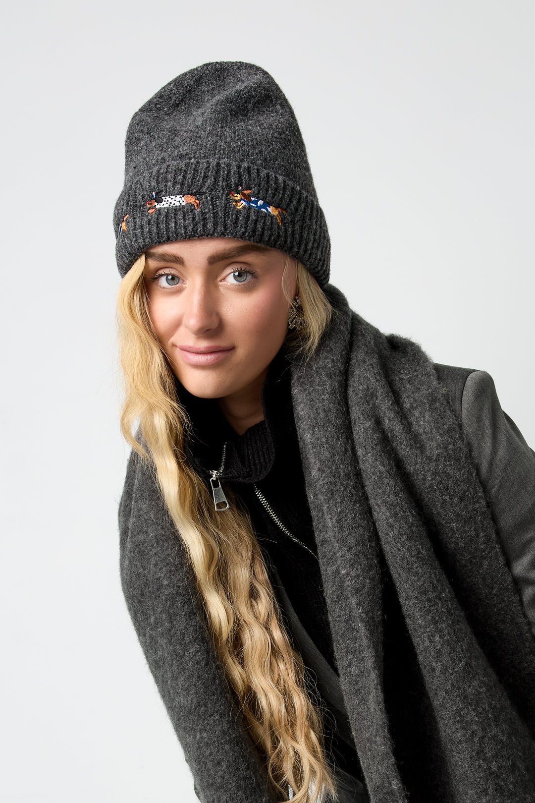 Dackel Beanie – Warme Strickmütze mit Dackel-Stickerei - afHandmade