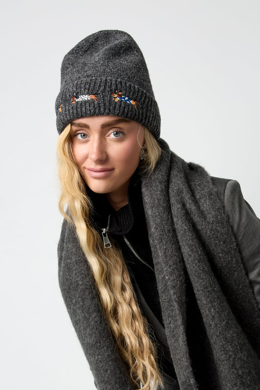 Dackel Beanie – Warme Strickmütze mit Dackel-Stickerei - afHandmade